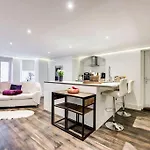 Luxury 1 Bed Apartment With Private Terrace & Parking - Heart Of Wanstead Village