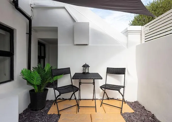 Luxury 1 Bed Apartment With Private Terrace & Parking - Heart Of Wanstead Village