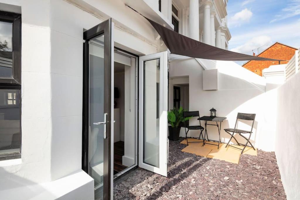 Luxury 1 Bed With Private Terrace & Parking - Heart Of Wanstead Village *