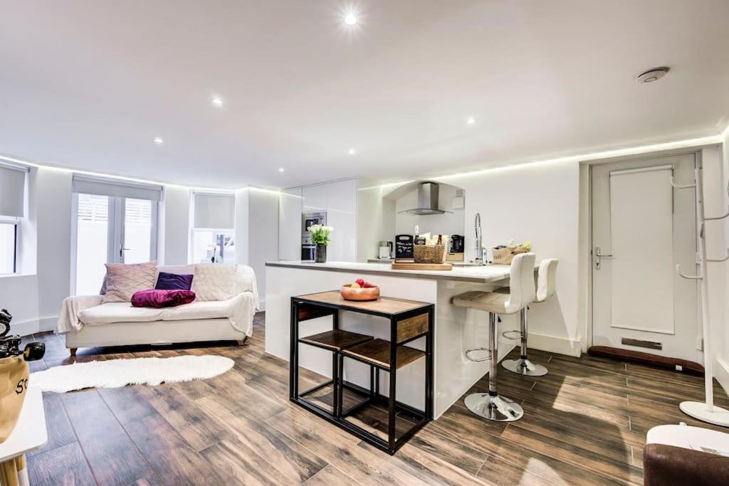 Luxury 1 Bed With Private Terrace & Parking - Heart Of Wanstead Village *