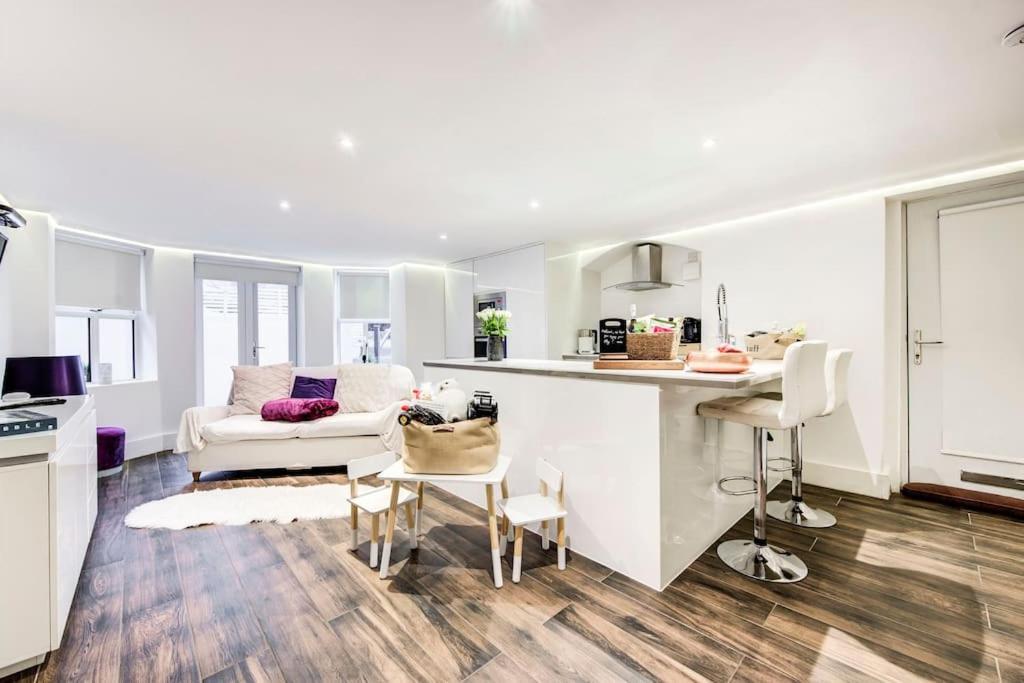 Luxury 1 Bed With Private Terrace & Parking - Heart Of Wanstead Village Appartement
