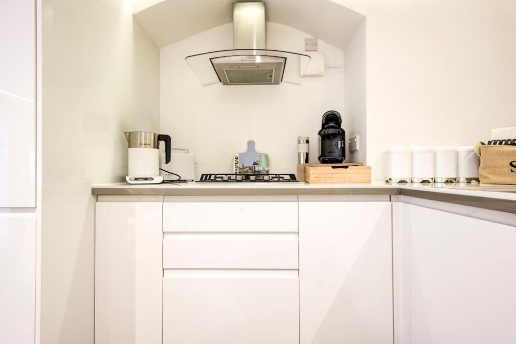 Luxury 1 Bed With Private Terrace & Parking - Heart Of Wanstead Village *