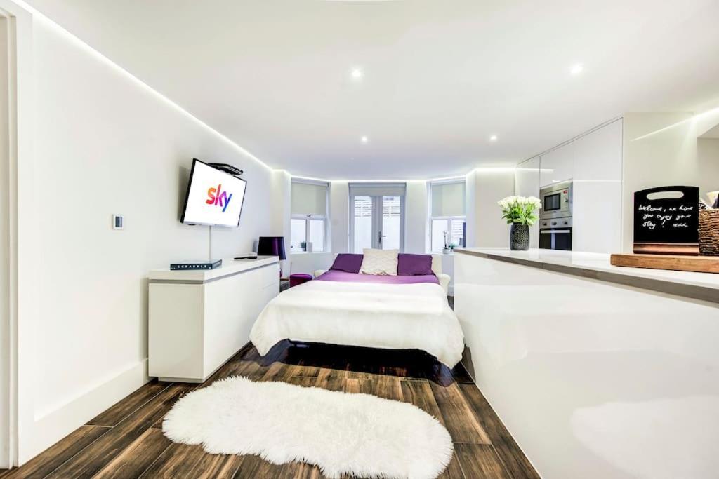 Luxury 1 Bed With Private Terrace & Parking - Heart Of Wanstead Village *