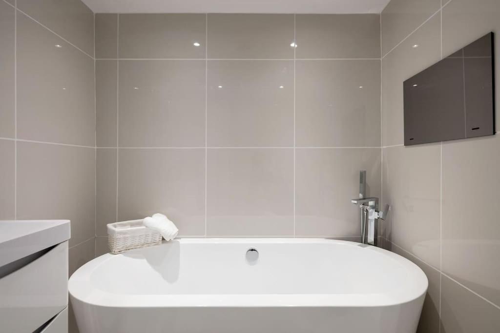 Luxury 1 Bed With Private Terrace & Parking - Heart Of Wanstead Village Appartement