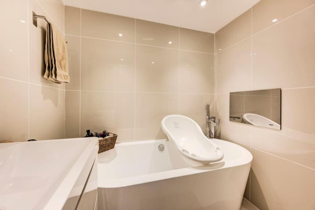 Luxury 1 Bed With Private Terrace & Parking - Heart Of Wanstead Village