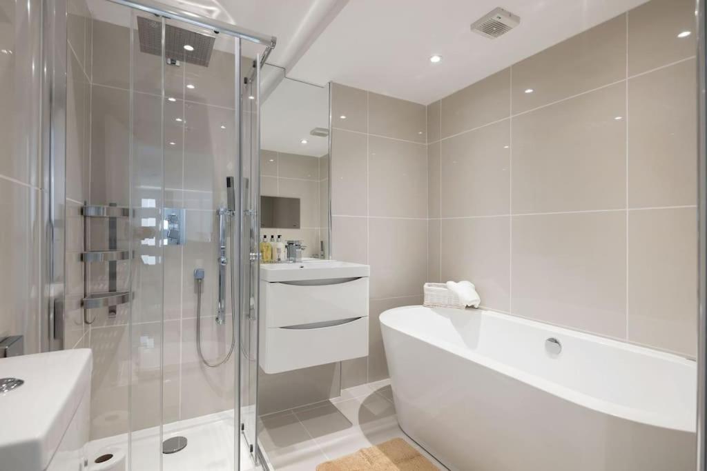 Luxury 1 Bed With Private Terrace & Parking - Heart Of Wanstead Village