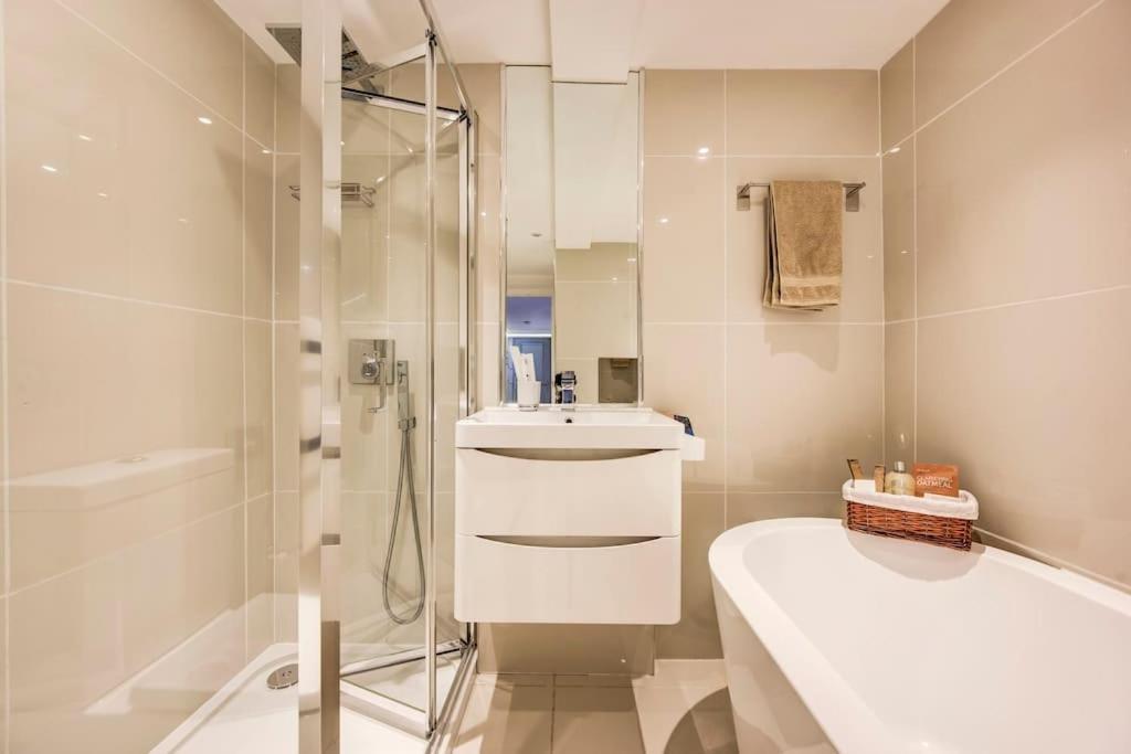 Luxury 1 Bed With Private Terrace & Parking - Heart Of Wanstead Village Appartement Londres