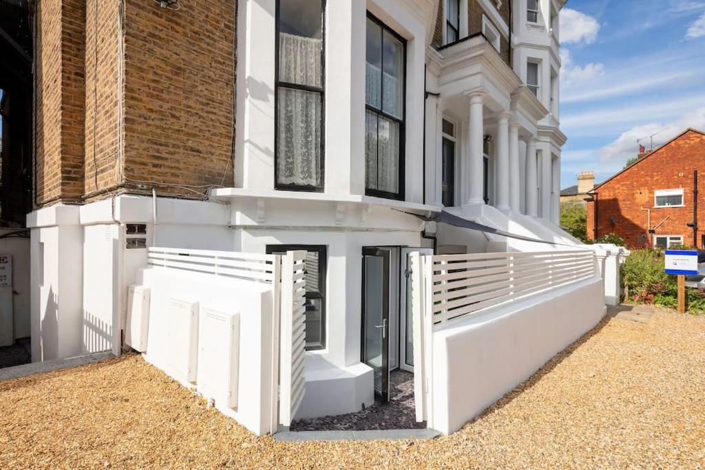 Luxury 1 Bed With Private Terrace & Parking - Heart Of Wanstead Village Appartement *
