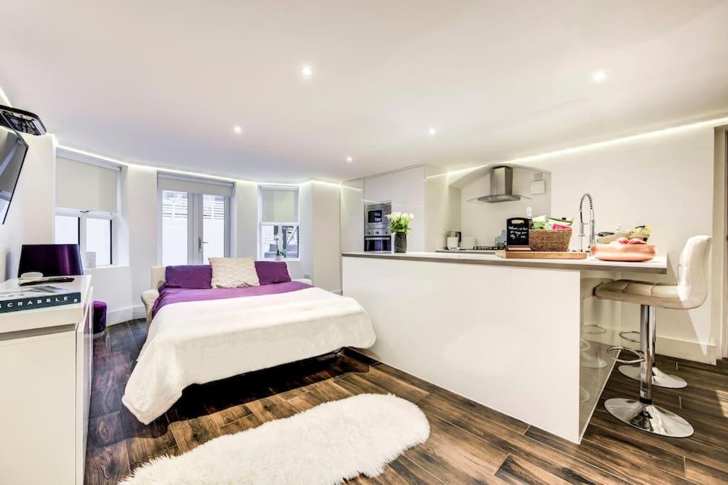 Luxury 1 Bed With Private Terrace & Parking - Heart Of Wanstead Village *