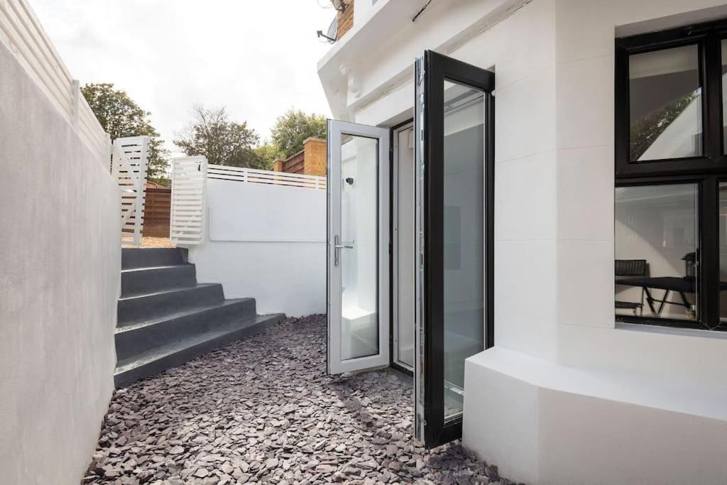 Luxury 1 Bed With Private Terrace & Parking - Heart Of Wanstead Village