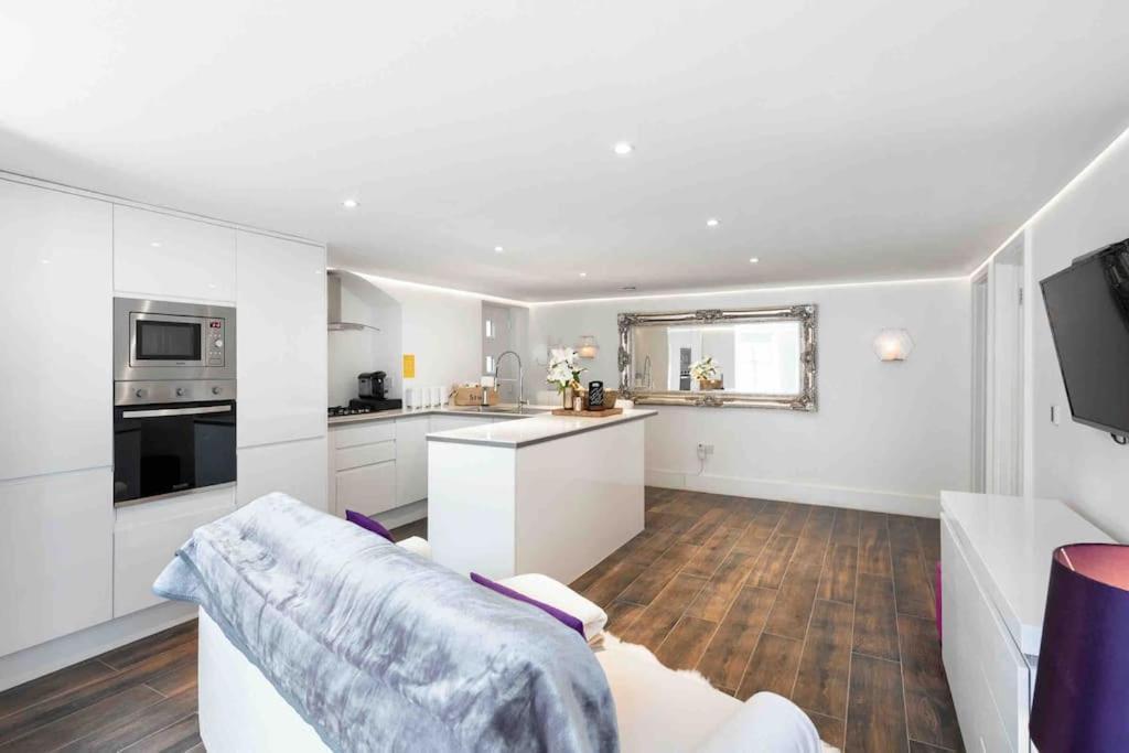 Luxury 1 Bed With Private Terrace & Parking - Heart Of Wanstead Village Appartement *