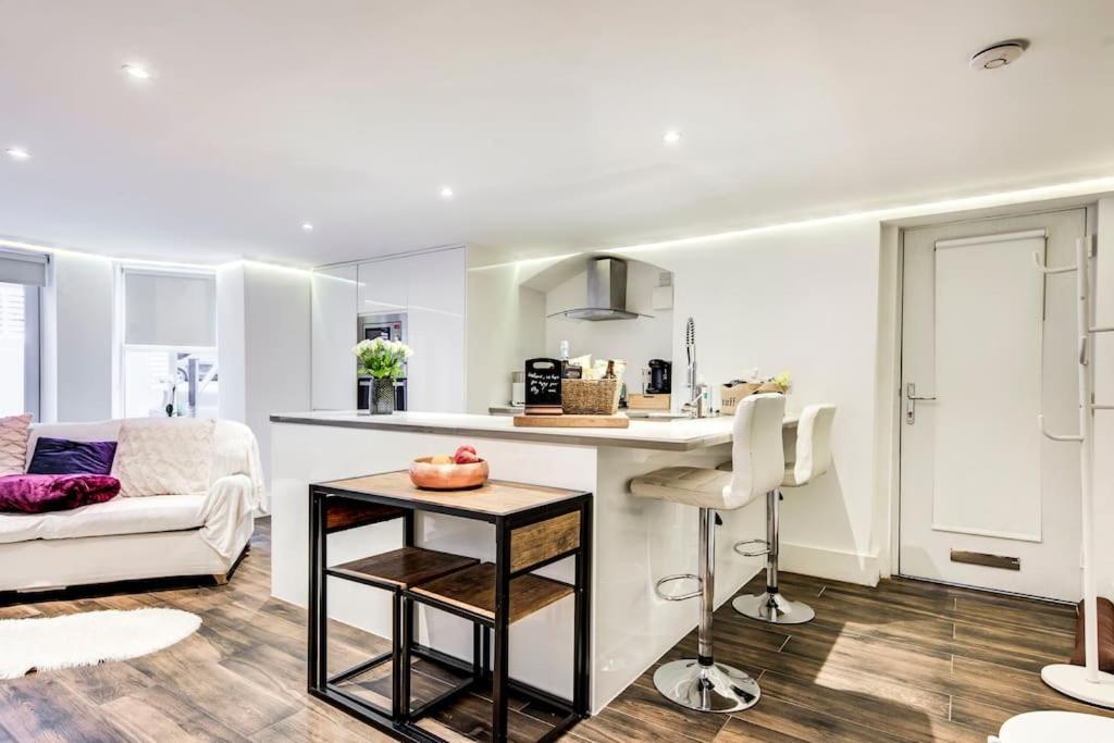 Luxury 1 Bed With Private Terrace & Parking - Heart Of Wanstead Village