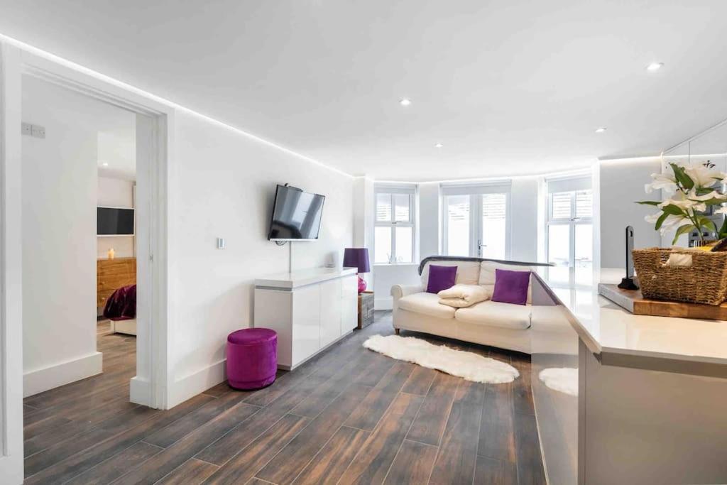 Luxury 1 Bed With Private Terrace & Parking - Heart Of Wanstead Village