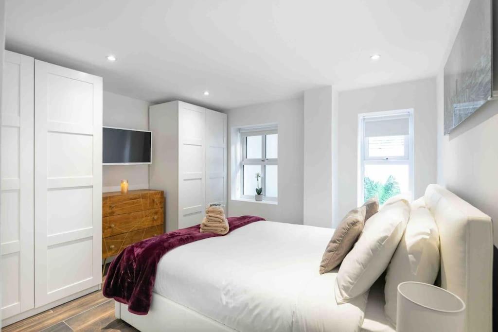 Luxury 1 Bed With Private Terrace & Parking - Heart Of Wanstead Village *