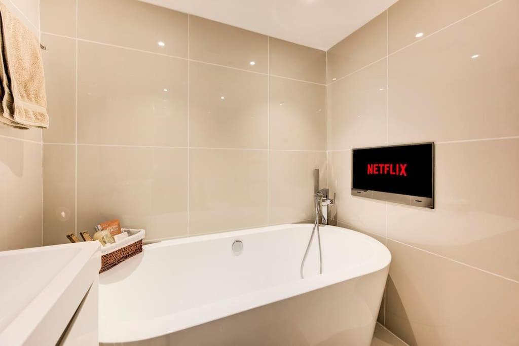 Luxury 1 Bed With Private Terrace & Parking - Heart Of Wanstead Village
