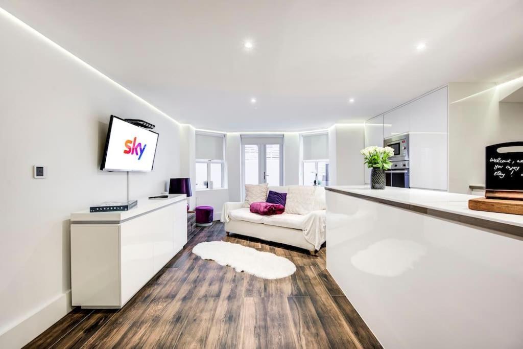 Luxury 1 Bed With Private Terrace & Parking - Heart Of Wanstead Village *