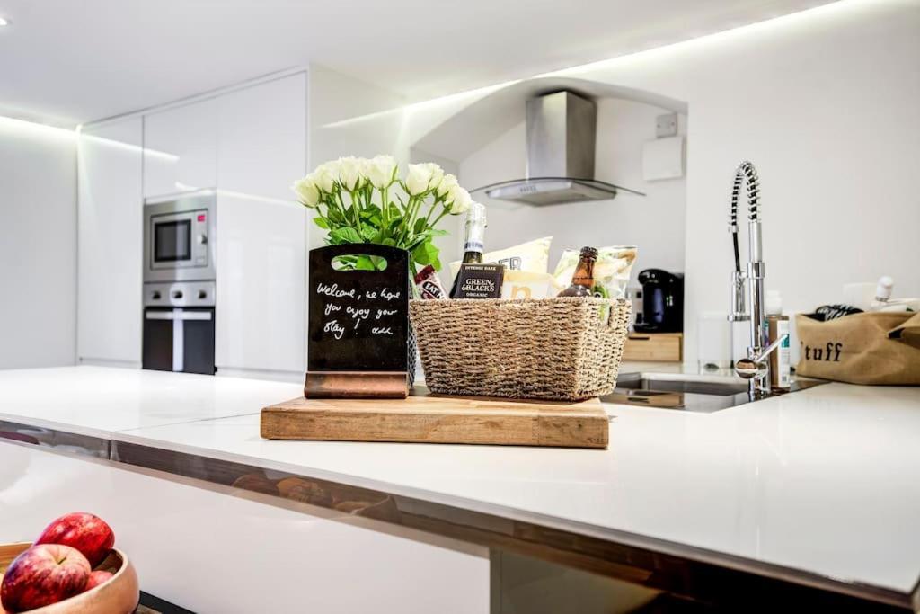 Luxury 1 Bed With Private Terrace & Parking - Heart Of Wanstead Village Appartement *