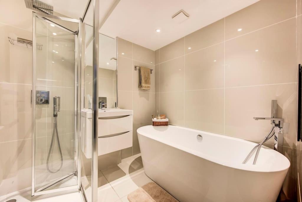 Appartement Luxury 1 Bed With Private Terrace & Parking - Heart Of Wanstead Village