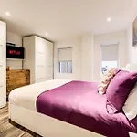Luxury 1 Bed Apartment With Private Terrace & Parking - Heart Of Wanstead Village