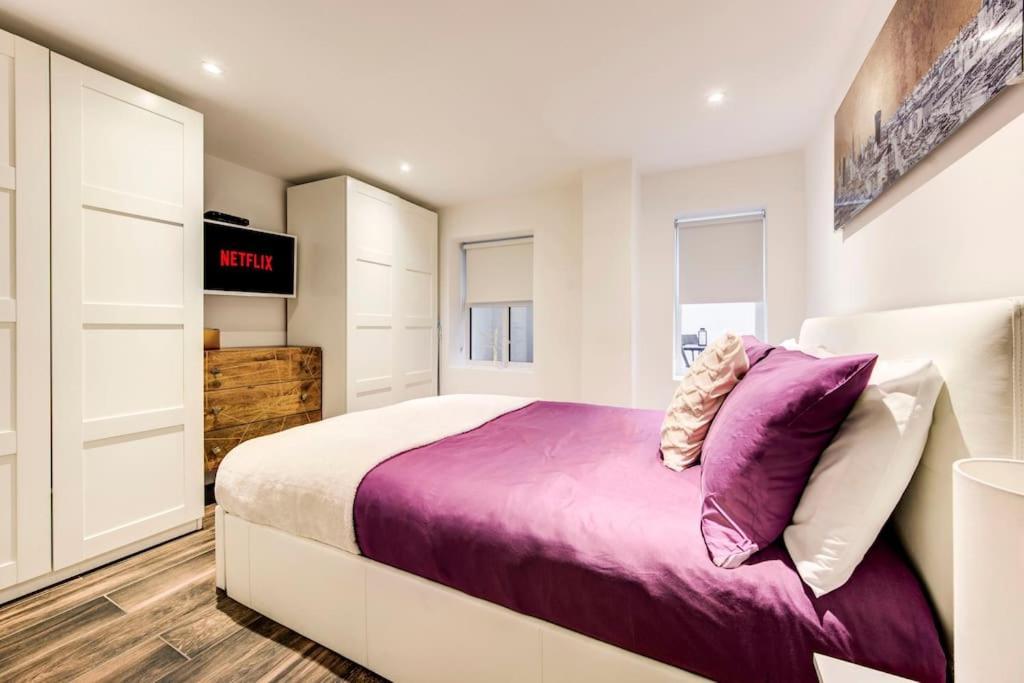 Luxury 1 Bed With Private Terrace & Parking - Heart Of Wanstead Village Apartment