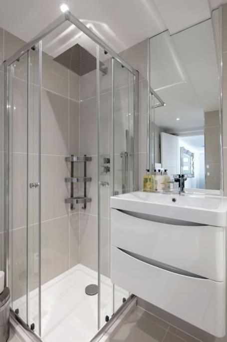 Luxury 1 Bed With Private Terrace & Parking - Heart Of Wanstead Village *