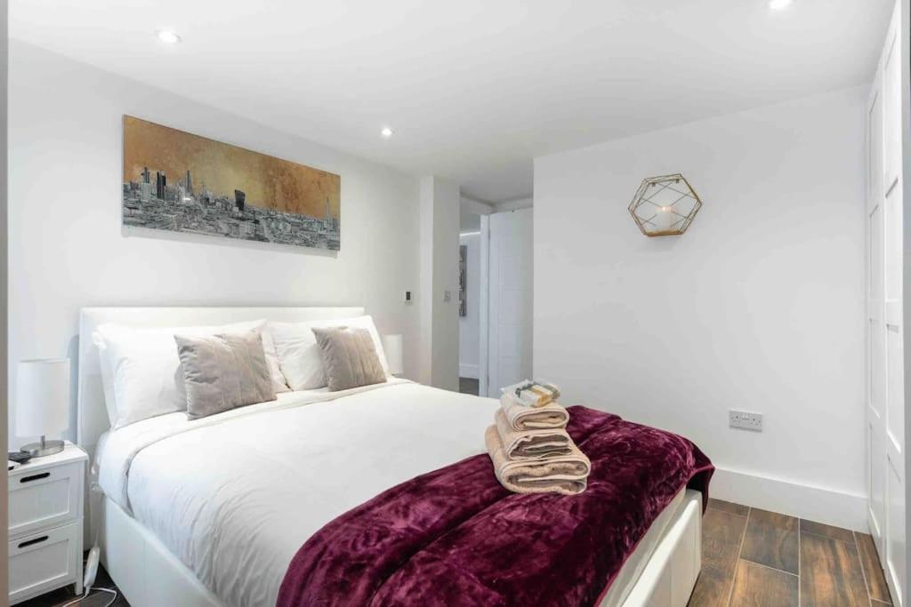 Apartment Luxury 1 Bed With Private Terrace & Parking - Heart Of Wanstead Village *