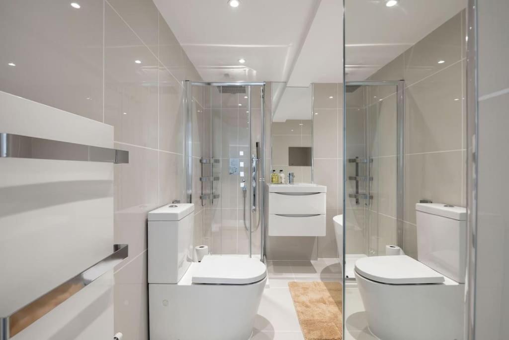 Luxury 1 Bed With Private Terrace & Parking - Heart Of Wanstead Village Apartment *