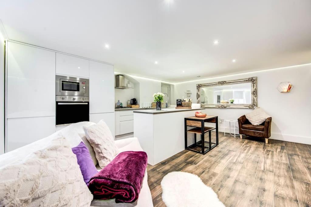 Luxury 1 Bed With Private Terrace & Parking - Heart Of Wanstead Village *