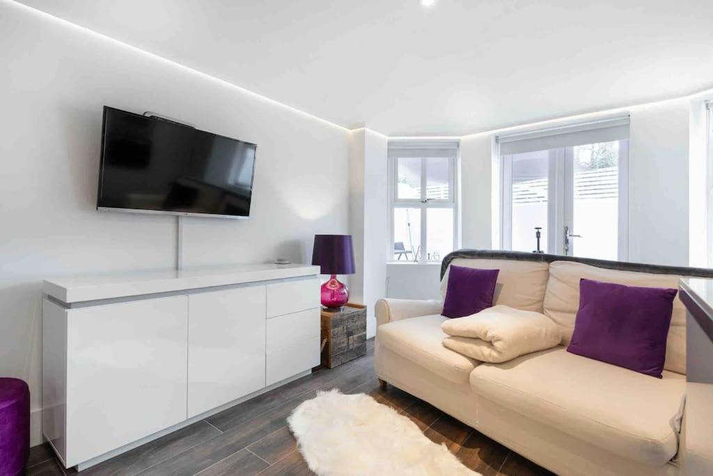 Luxury 1 Bed With Private Terrace & Parking - Heart Of Wanstead Village London