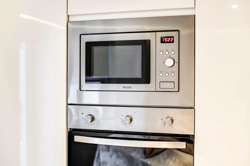 Luxury 1 Bed With Private Terrace & Parking - Heart Of Wanstead Village Apartment *