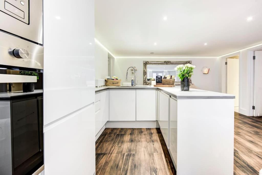 Luxury 1 Bed With Private Terrace & Parking - Heart Of Wanstead Village Apartment London